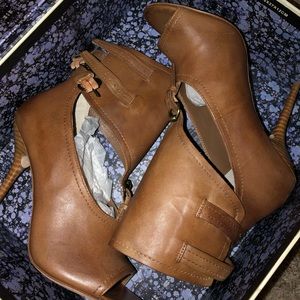 Leon Max brown heels